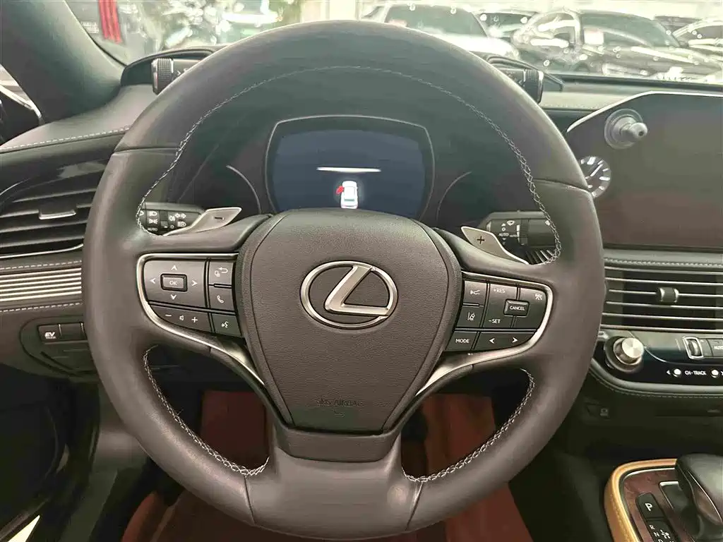 Фото 7 - Lexus LS