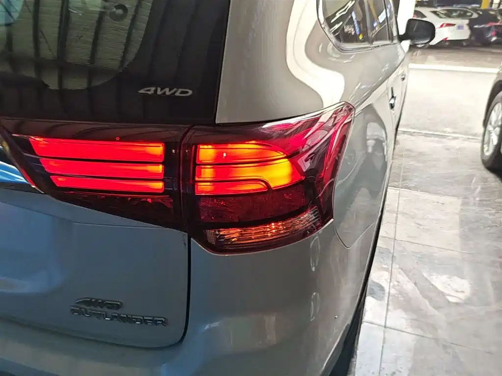 MITSUBISHI OUTLANDER