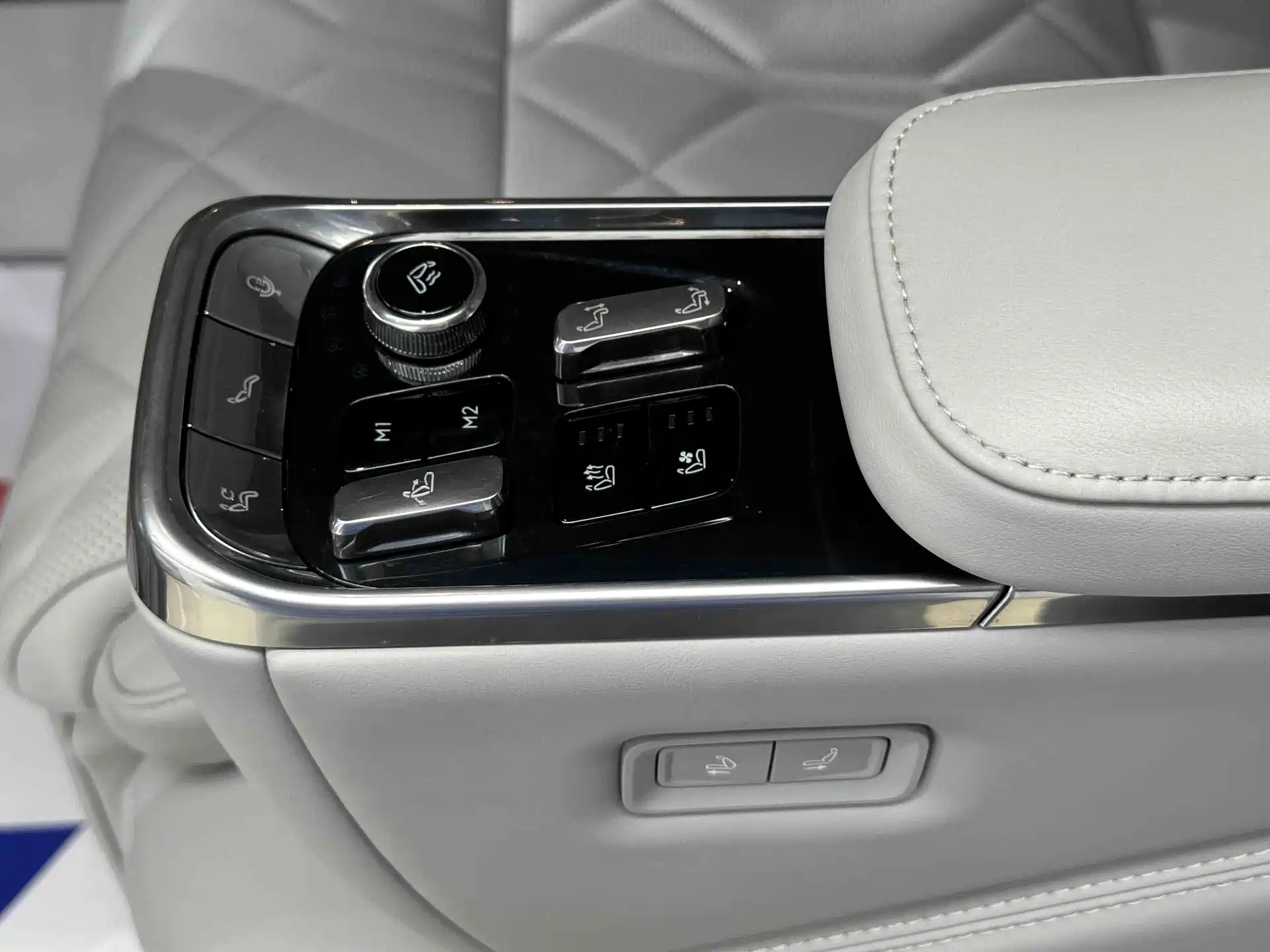 Фото 15 - Volvo EM90