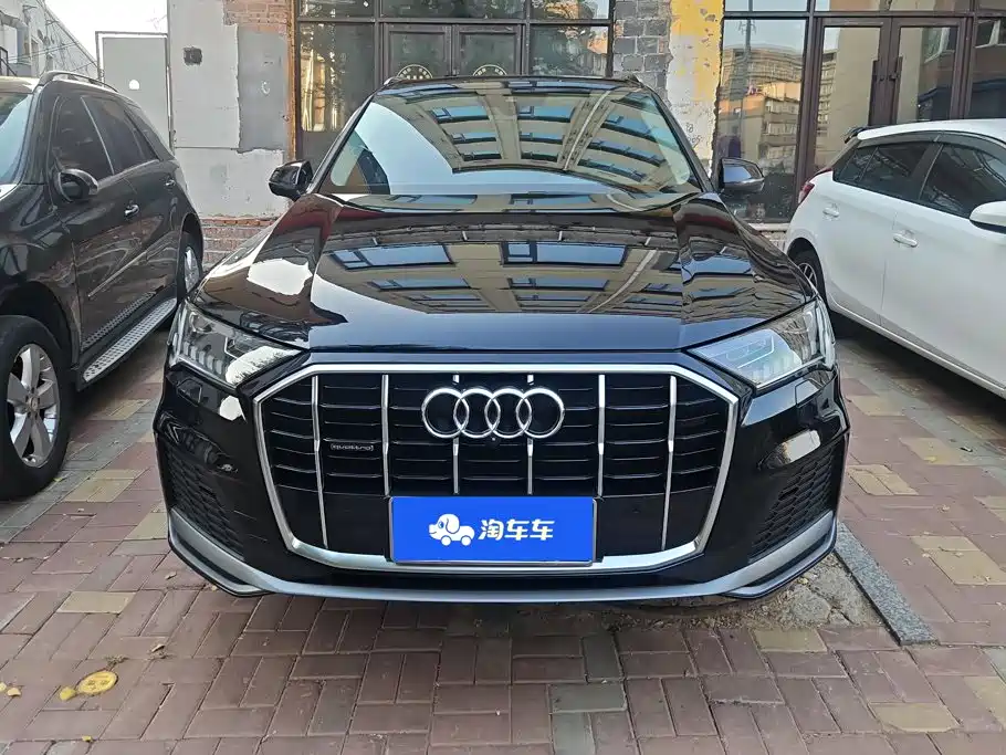 Photo 2 - Audi Q7