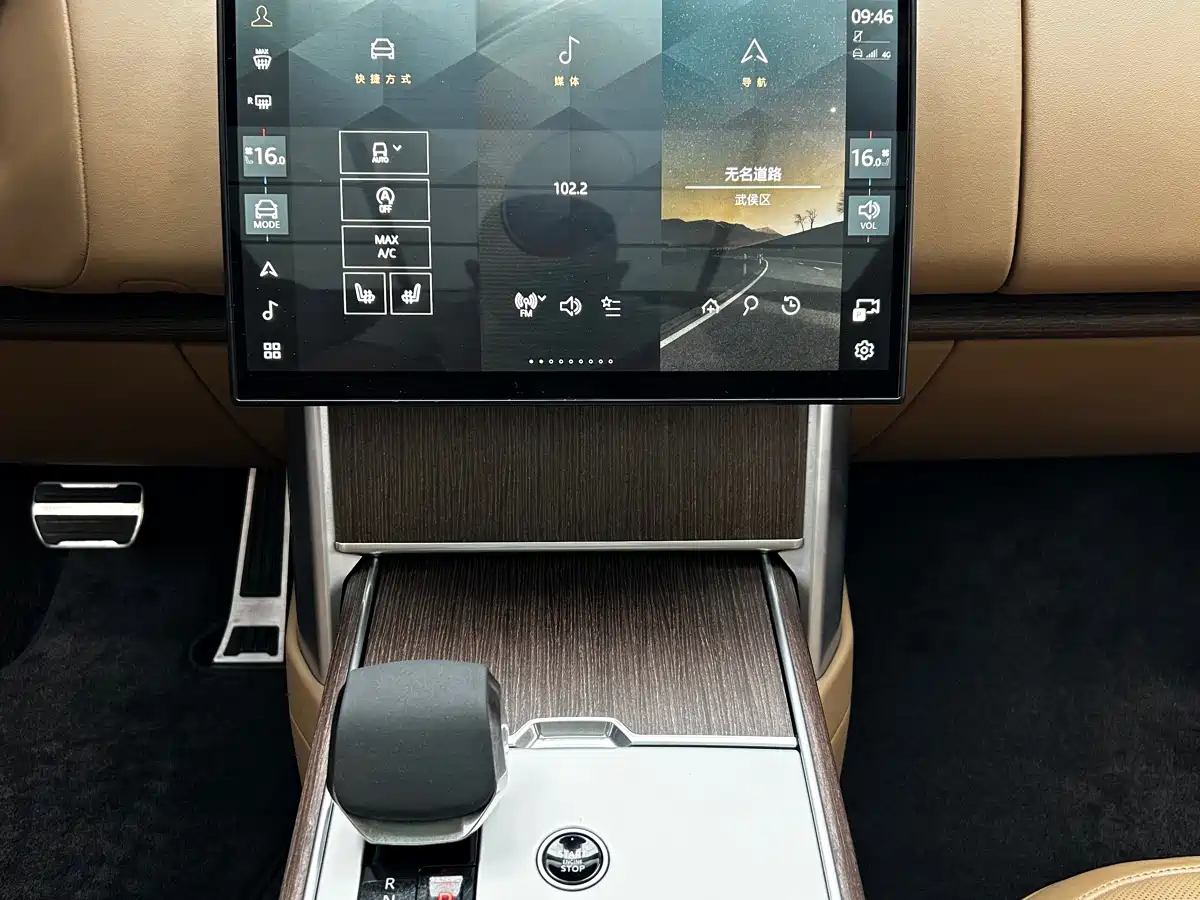 Land Rover Range Rover 2024 3.0 L6 360PS Golden Age Edition фото 14