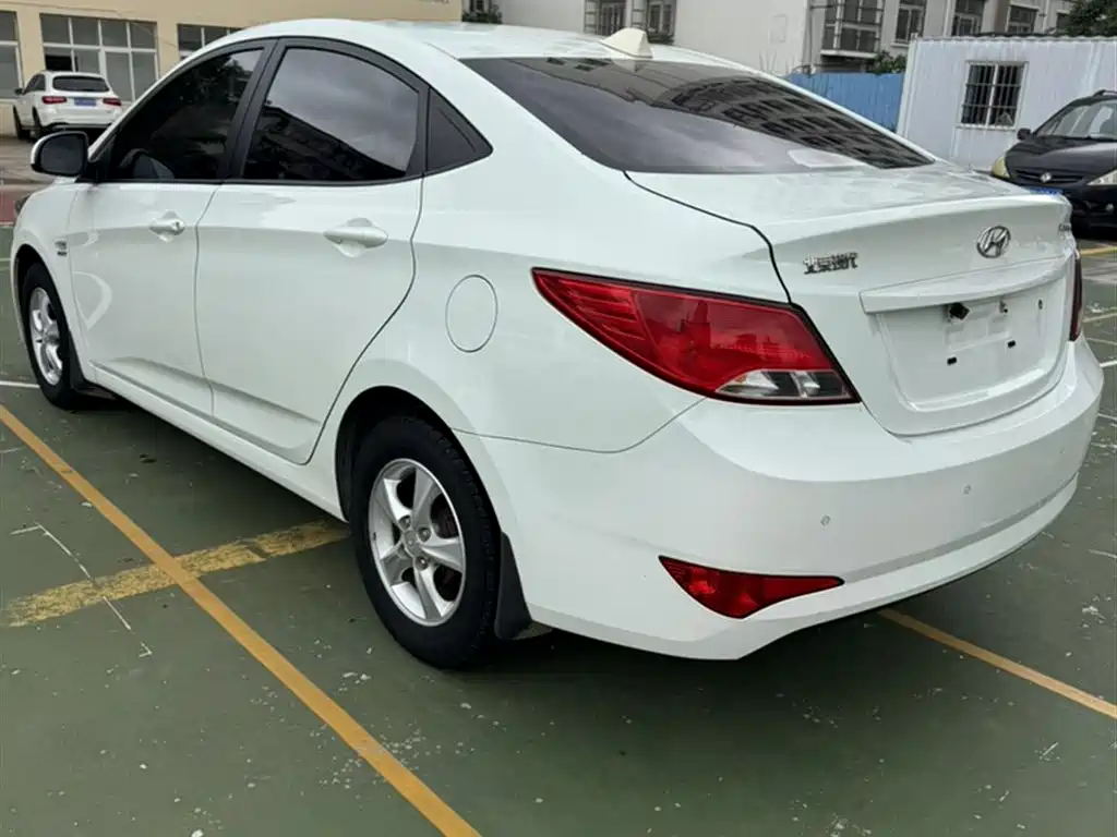 Hyundai Verna 2014 1.4L Automatic Smart GLS фото 9