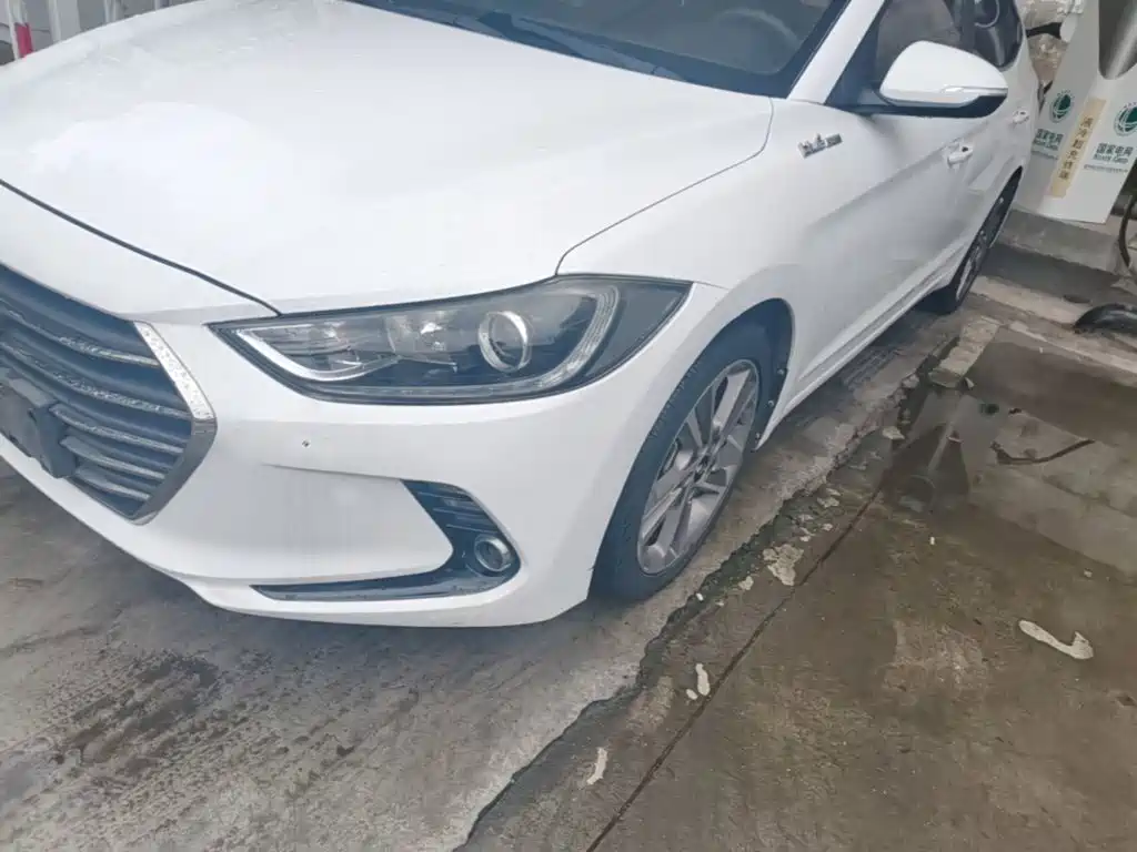 Фото 24 - Hyundai Elantra