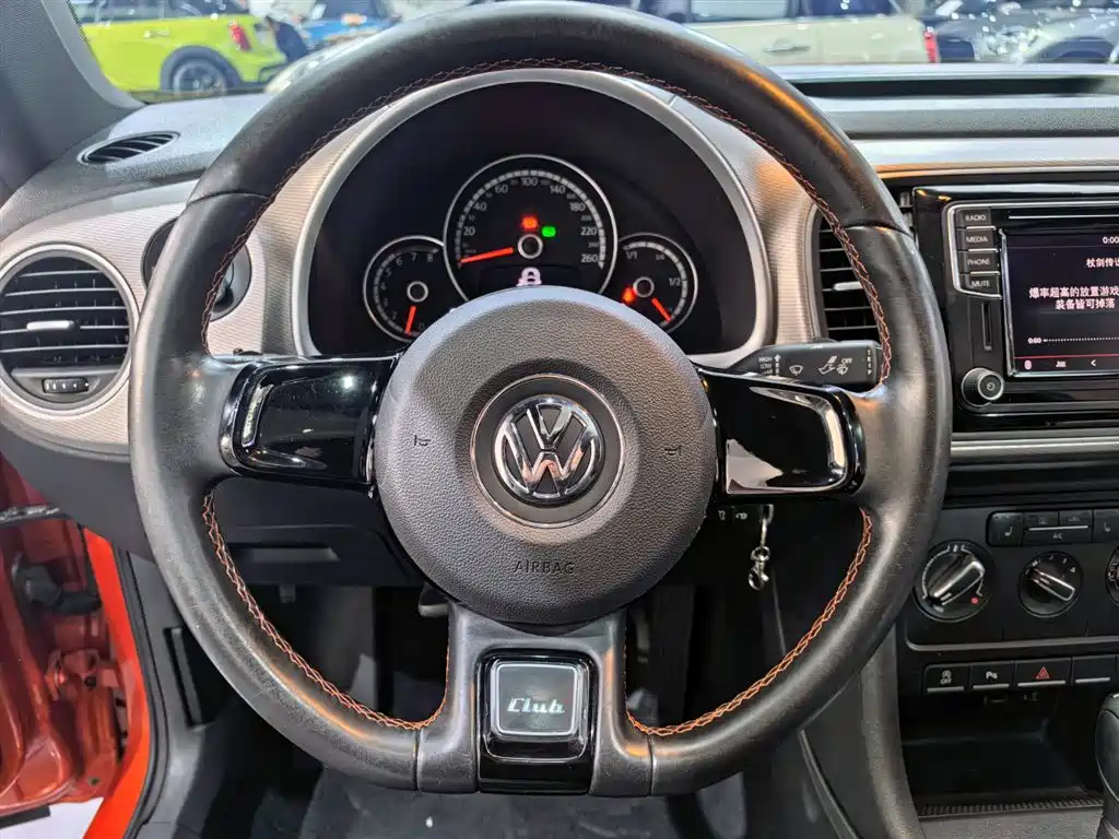 Volkswagen Beetle 2016 Model 180TSI Club Edition фото 8