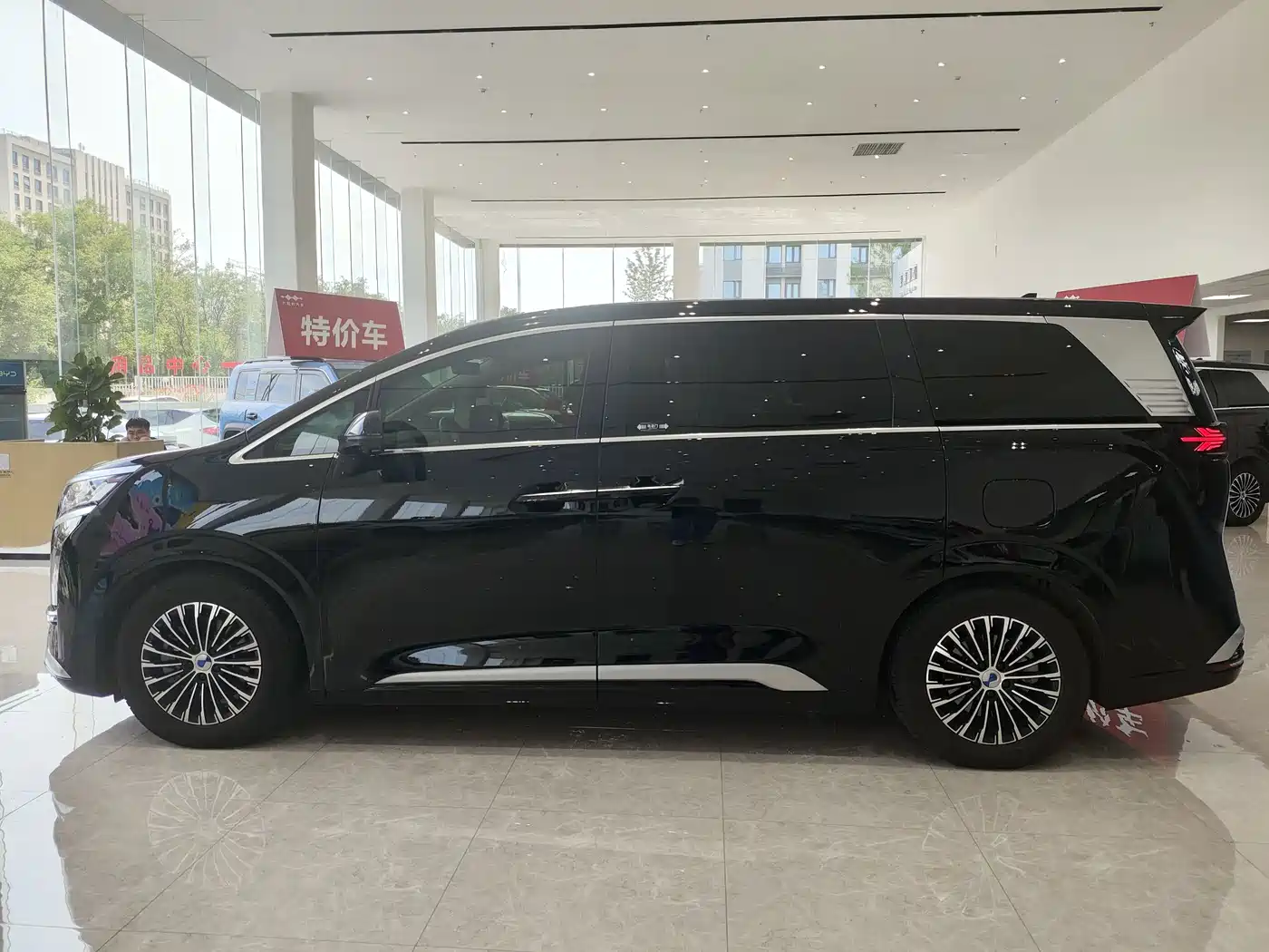 Denza D9 2024 DM-i 980 AWD Prestige фото 8