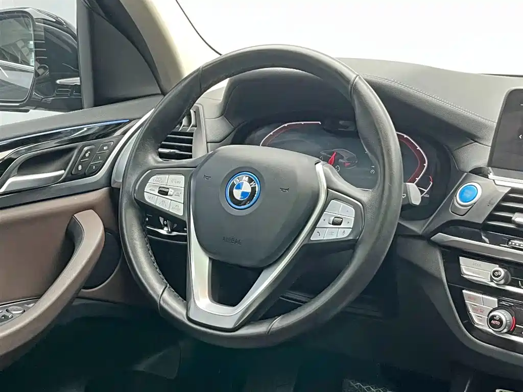 BMW iX3 2021 Leading фото 23