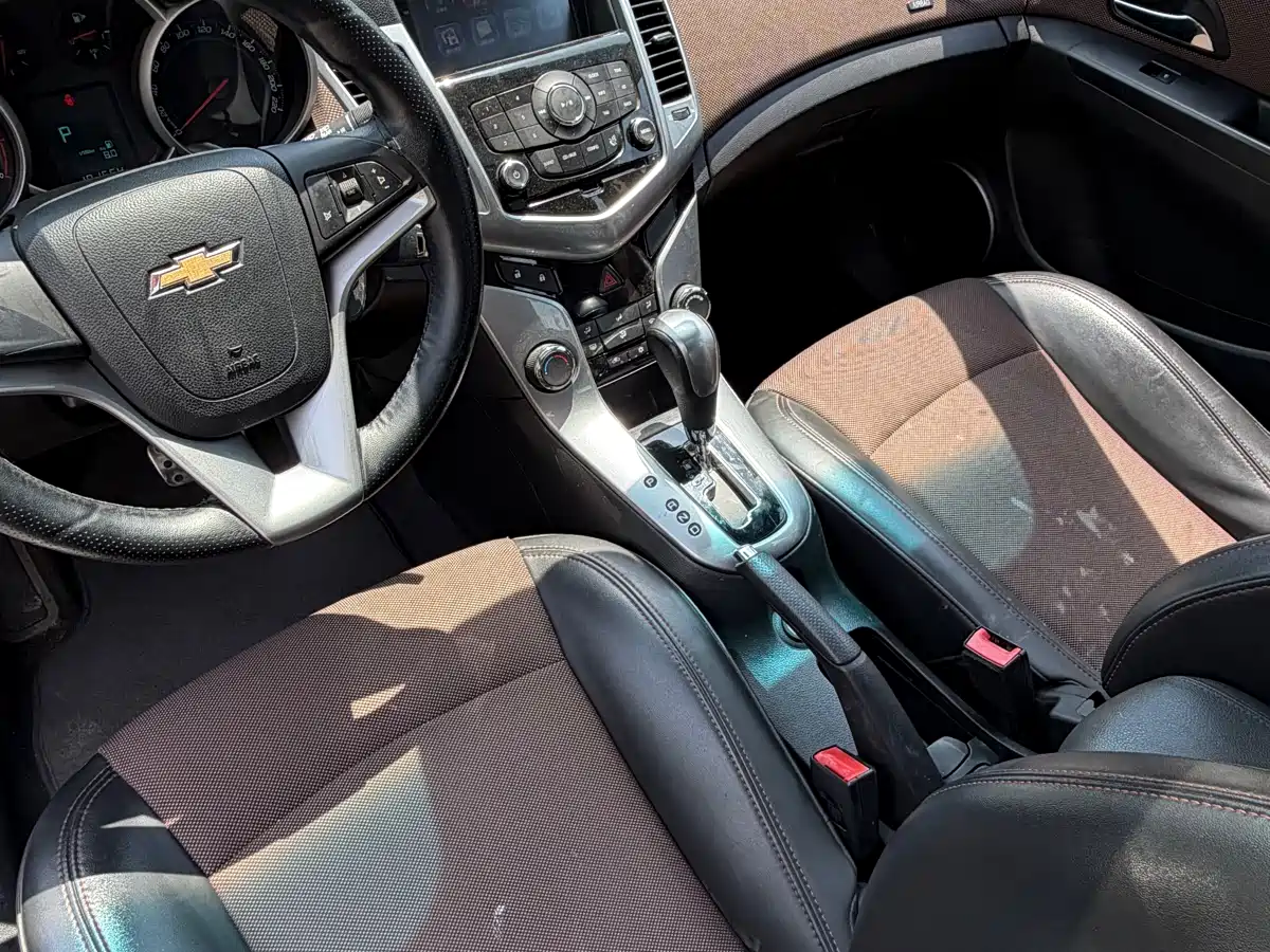 Chevrolet Cruze 2013 Hatchback 1.6L Automatic Luxury фото 8