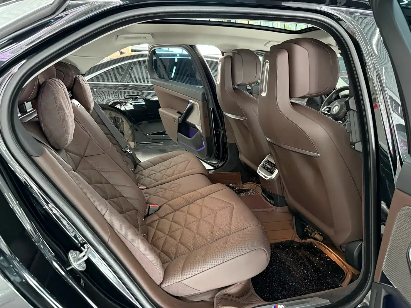 BMW 7 Series 2023 Model 735Li M Sport Package фото 9