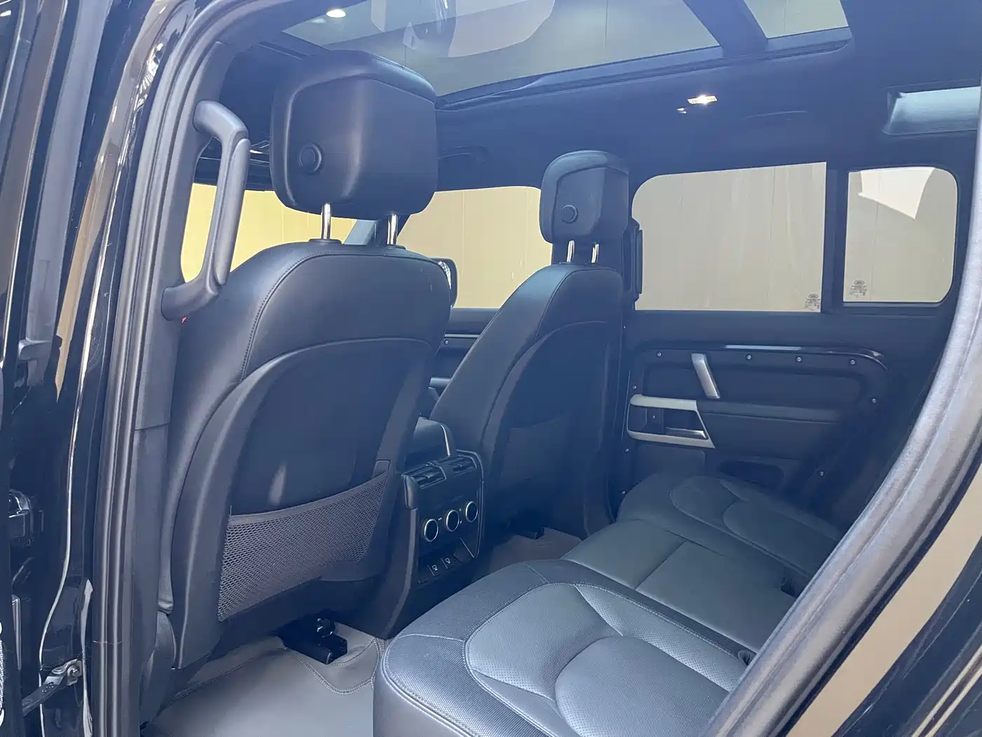 Land Rover Defender 2023 Model 110 3.0T P400 X-DYNAMIC HSE фото 10