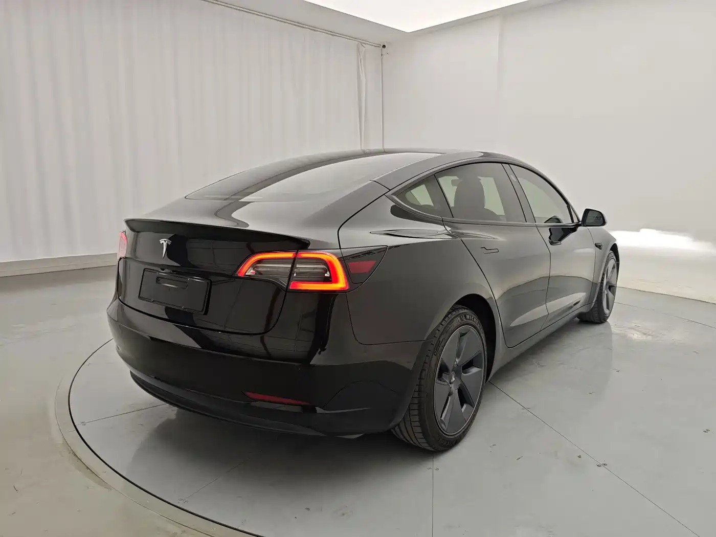 Фото 8 - Tesla Model 3