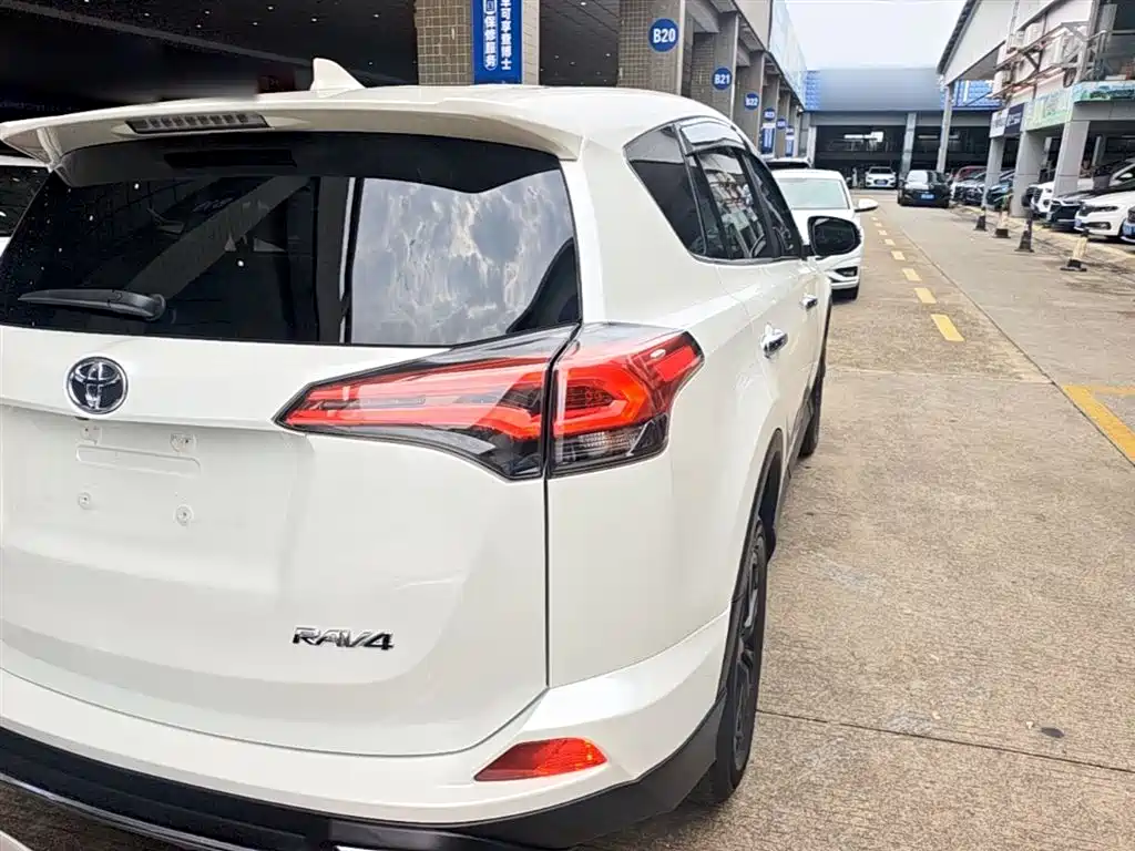Toyota RAV4 Rongfang 2016 2.0L CVT 2WD Trend (China V) фото 8