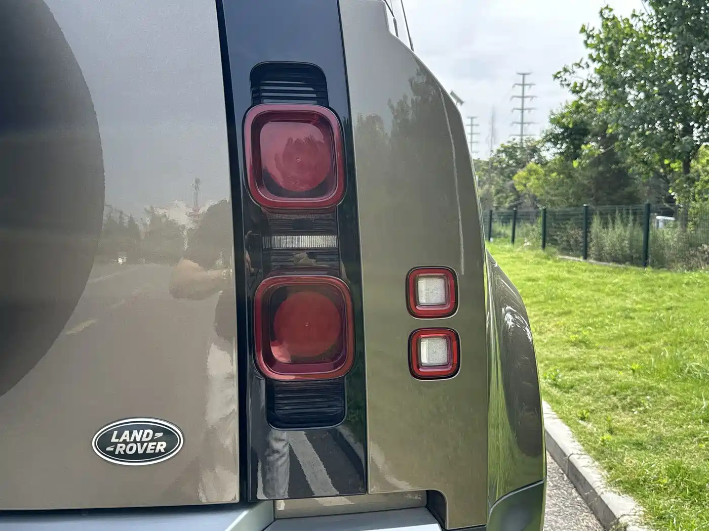 Land Rover Defender 2020 Model 110 P400 HSE фото 18