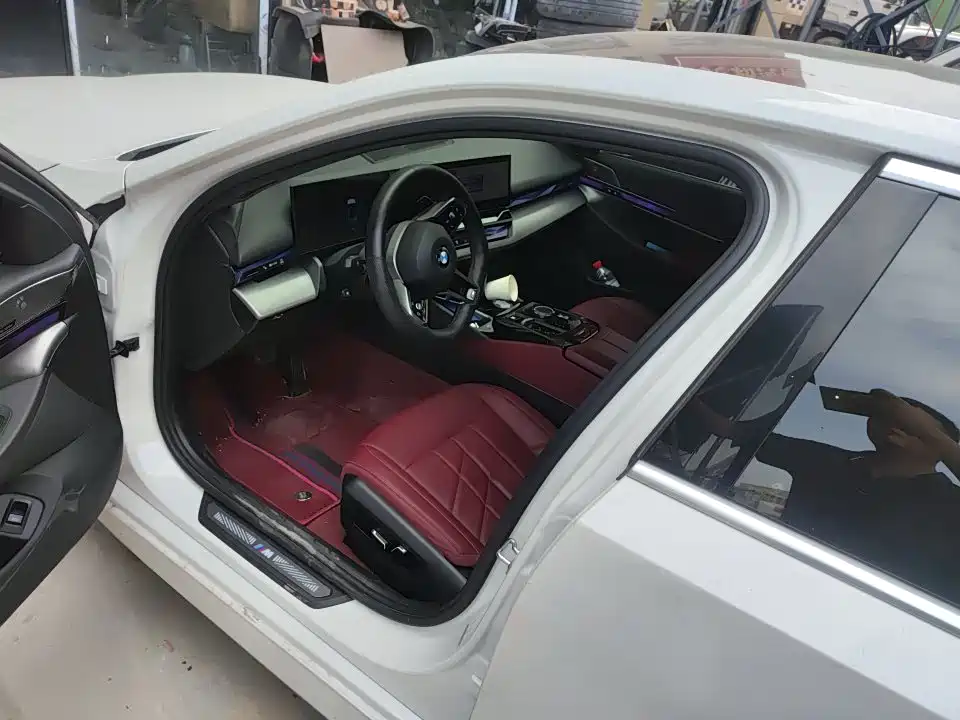 BMW 5 Series 2025 530Li Leading M Sport Package фото 4
