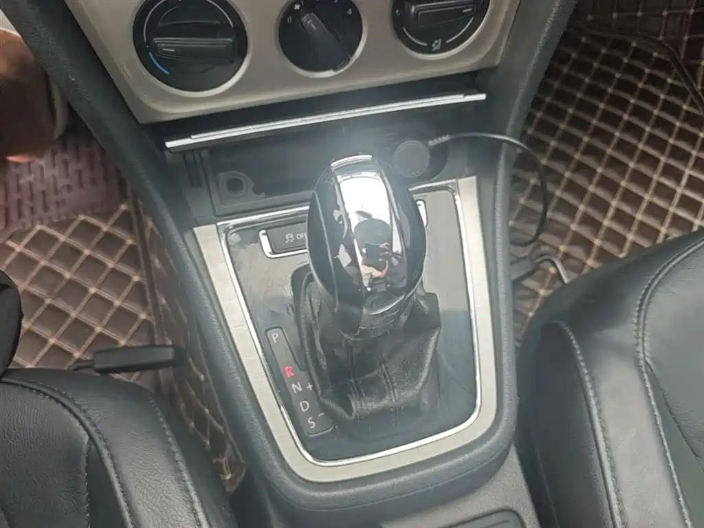 Volkswagen Lavida 2013 Facelift Classic 1.6L Automatic Comfort фото 14