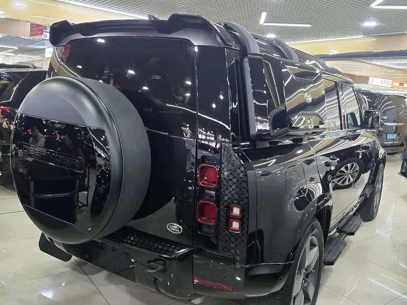 Land Rover Defender 2021 110 P400 Dark Special Edition фото 12