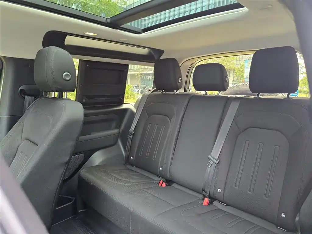 Land Rover Defender 2022 Model 90 2.0T P300 SE фото 6