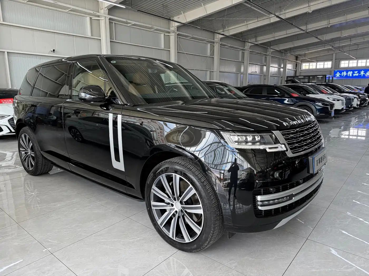 Land Rover Range Rover 2024 3.0 L6 400PS Genesis Extended фото 3