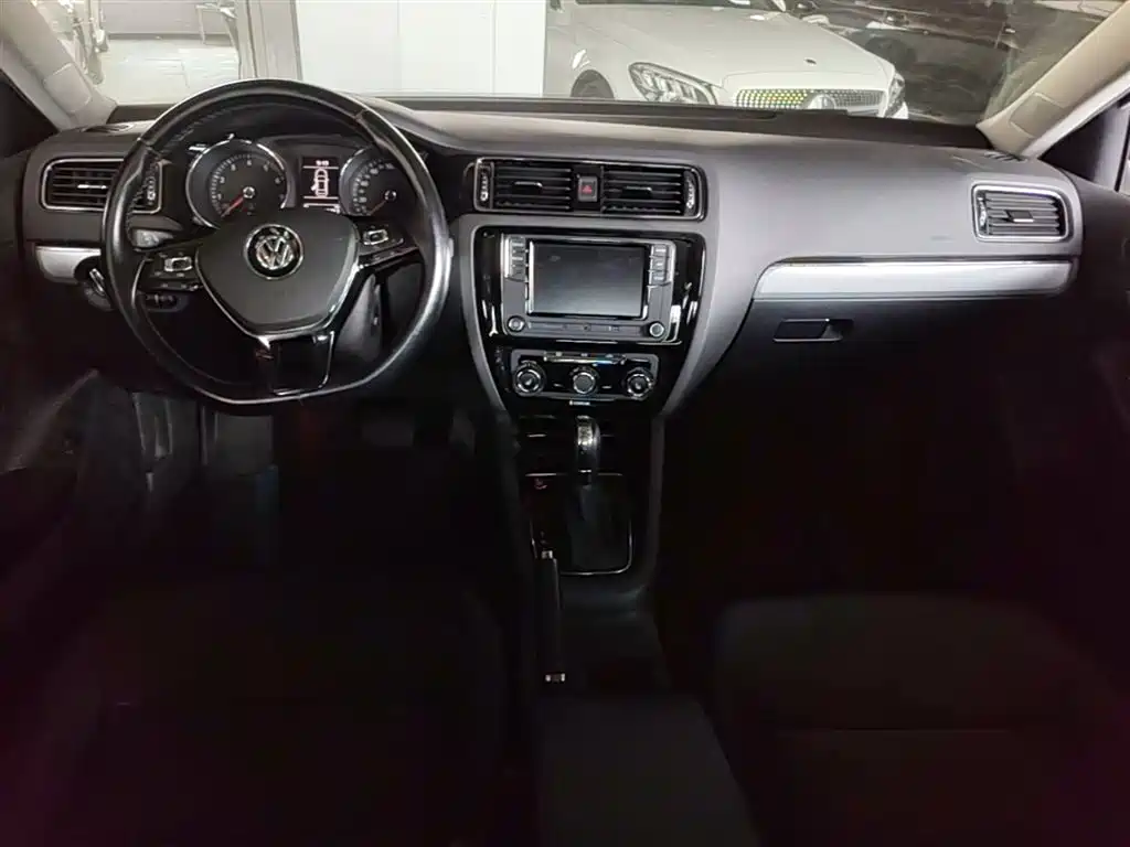 Volkswagen Sagitar 2018 180TSI DSG Premium Edition фото 10