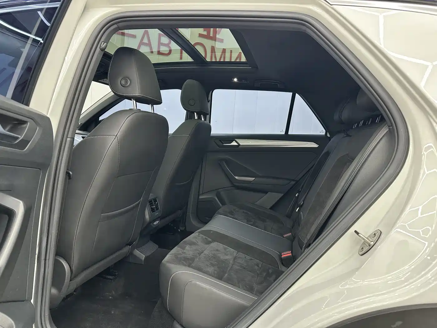 VOLKSWAGEN T-ROC EXPLORING SONGS