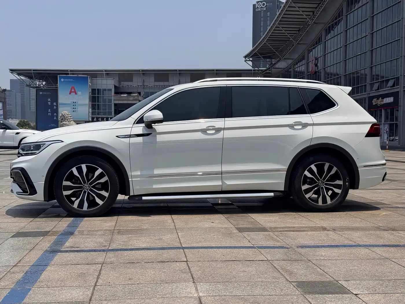 Volkswagen Tiguan L 2022 330TSI Auto 2WD R-Line Premium Edition фото 8