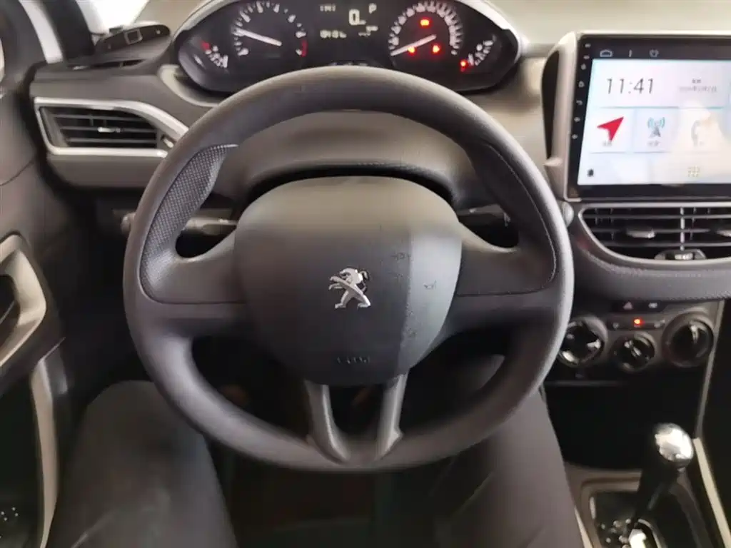 Peugeot 2008 2018 1.6L Automatic Trend Edition фото 11