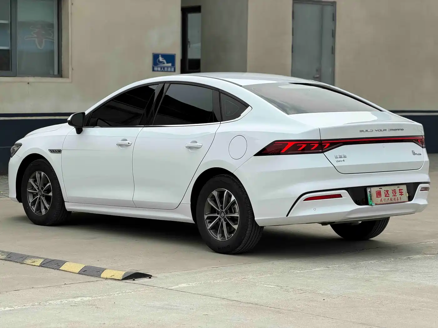 BYD Qin PLUS 2024 Glory Edition DM-i 55KM Leading фото 5