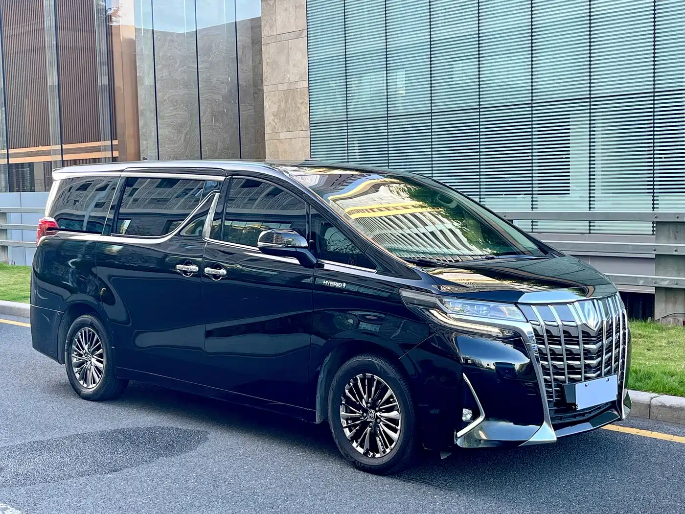 Toyota Alphard 2020 Hybrid 2.5L Luxury Edition фото 3