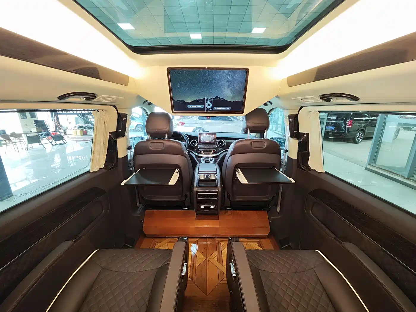 Mercedes-Benz V-Class 2017 Model V 260 L Premium Extended Edition фото 9