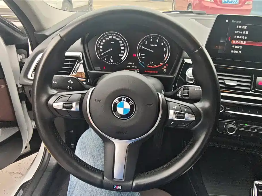 BMW 1 Series 2023 120i M Sport Shadow Edition фото 15