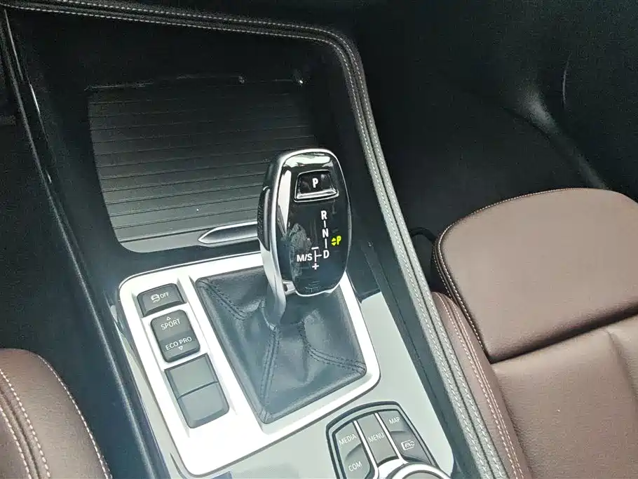 BMW 1 Series 2023 120i M Sport Shadow Edition фото 16