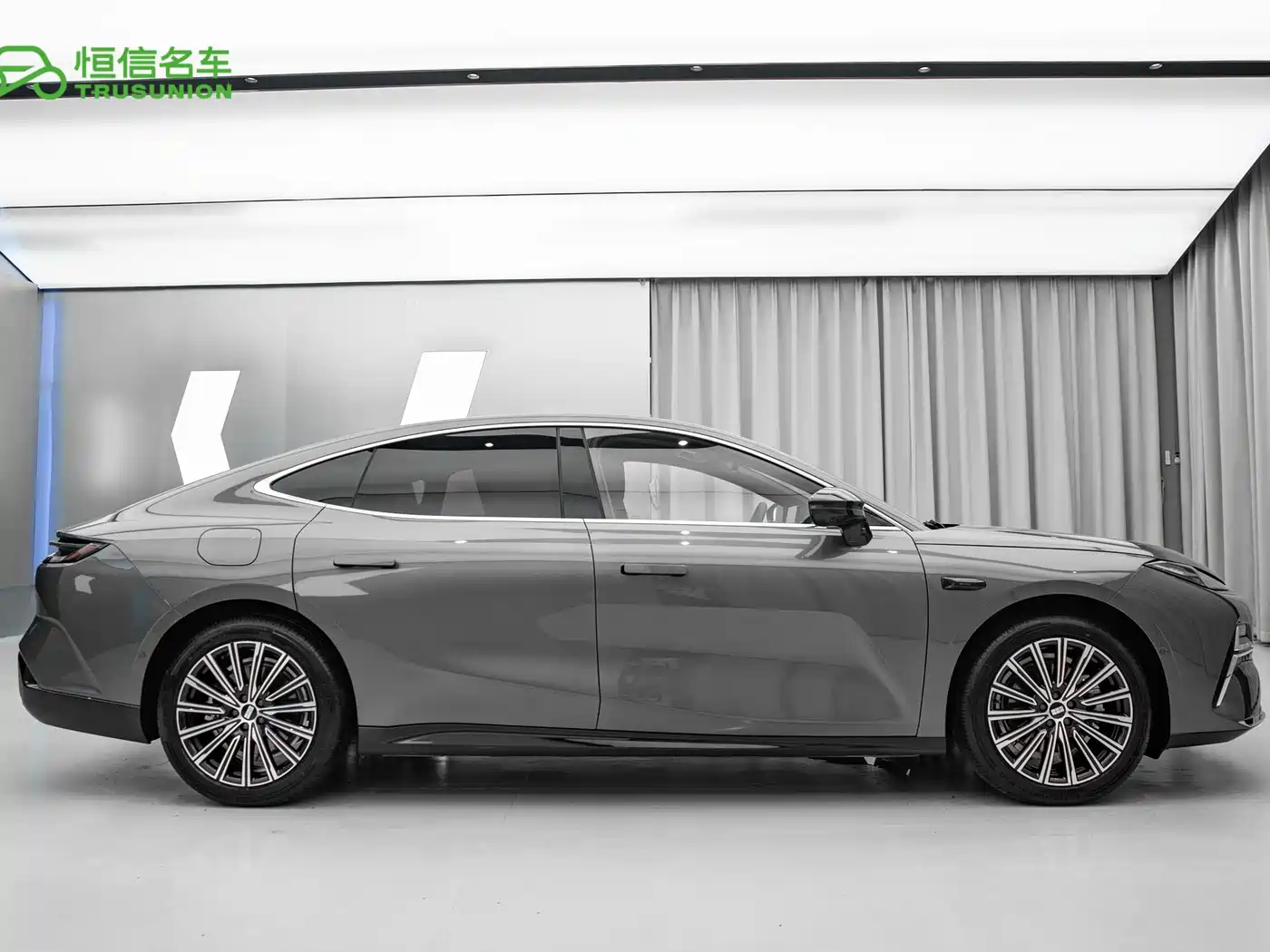 Geely Galaxy Galaxy Xingyao 8 2025 Model 130km EM-i Flagship Edition фото 7