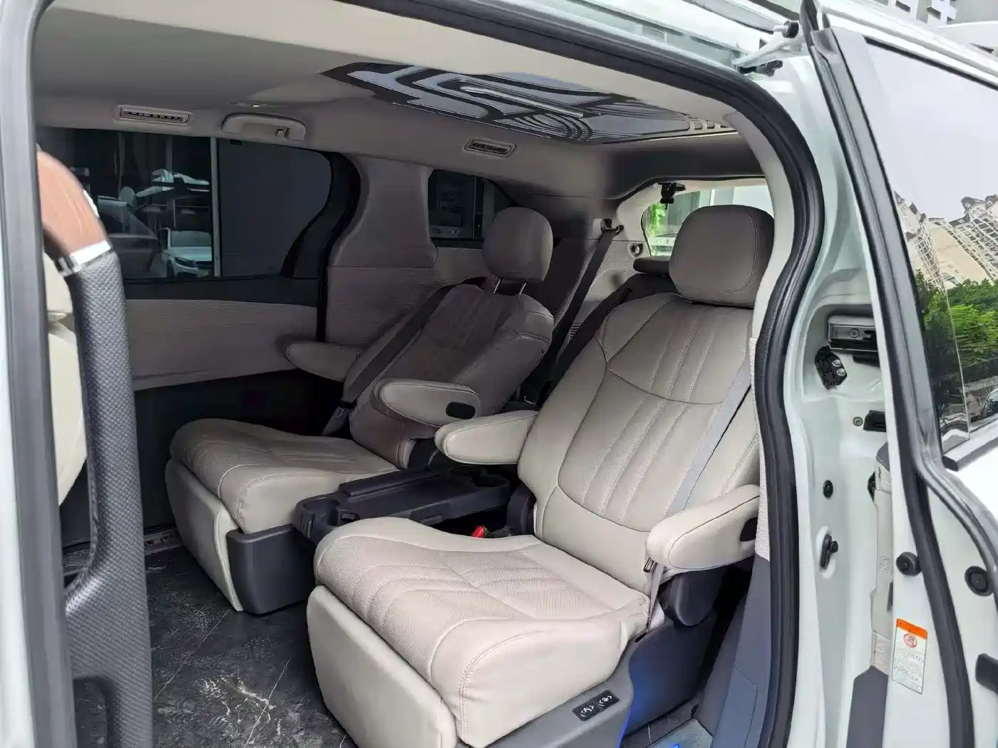 Toyota Granvia 2024 2.5L Hybrid Comfort фото 8