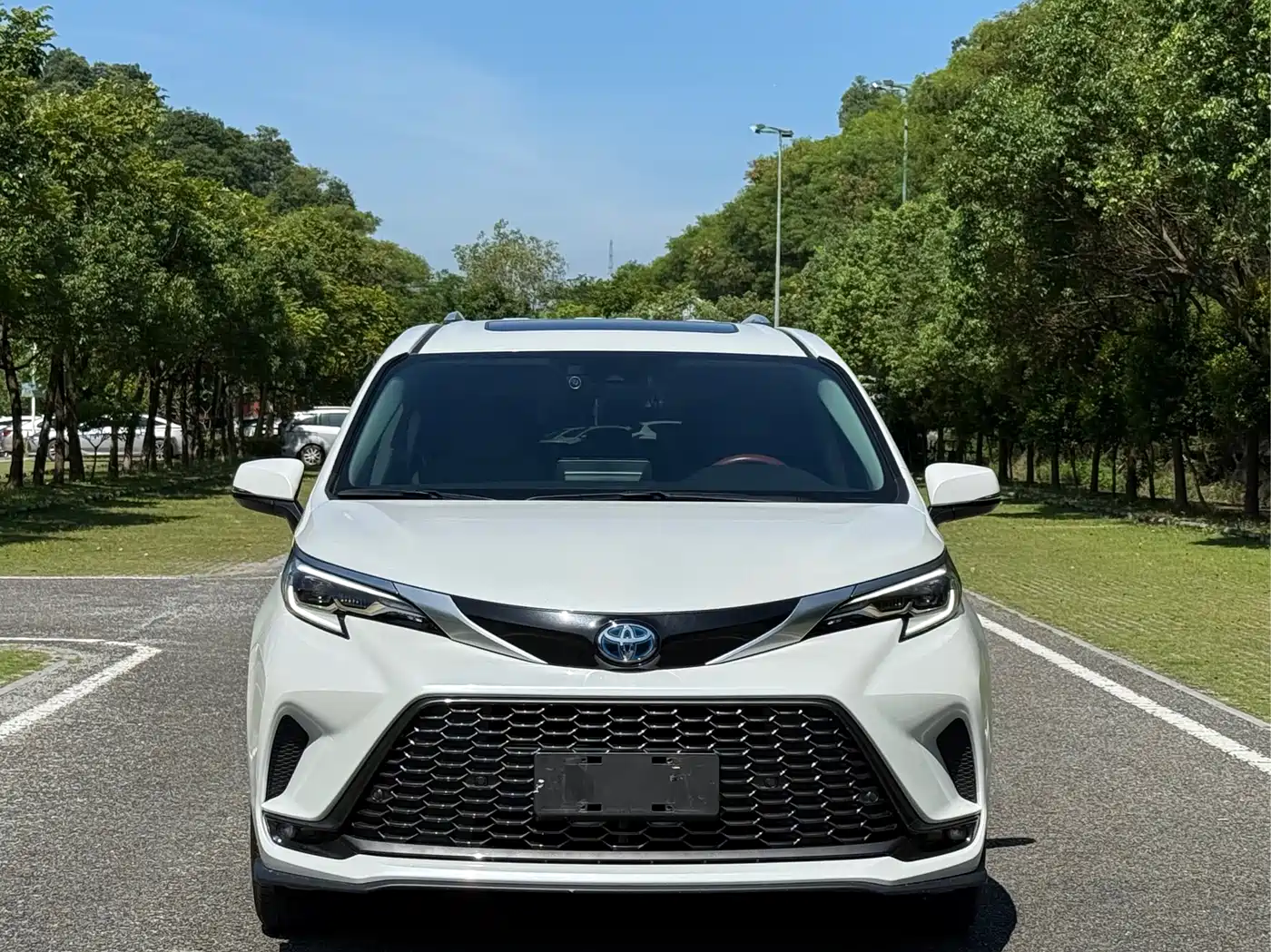 Toyota Granvia 2023 2.5L Hybrid Luxury Edition фото 2