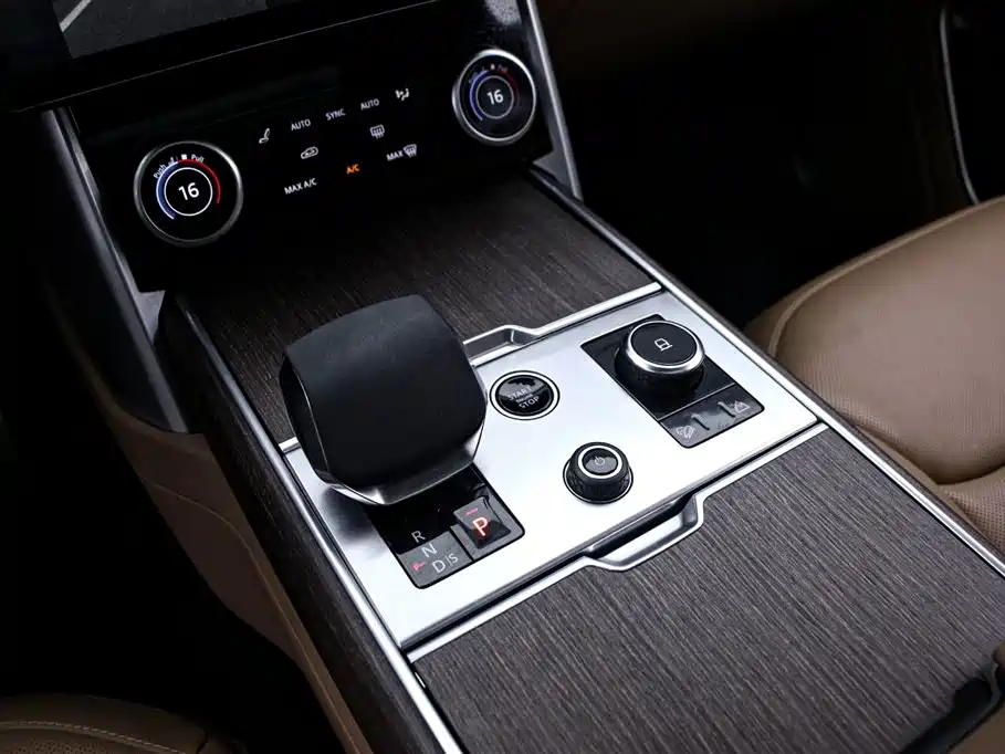 Land Rover Range Rover 2023 3.0 L6 360PS Golden Age Edition фото 9