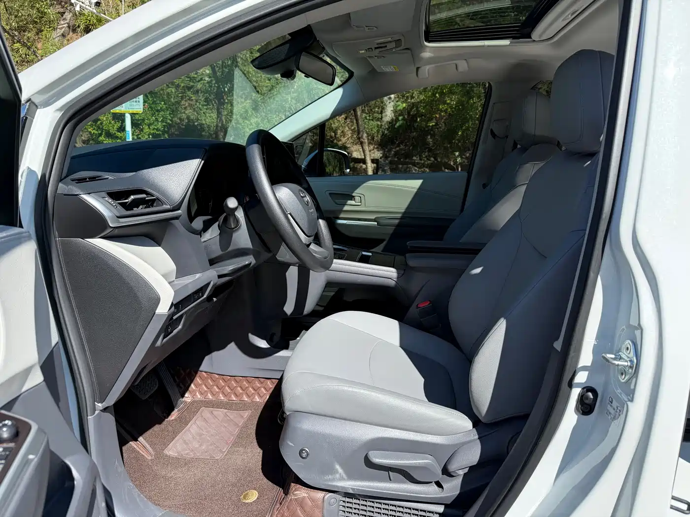 Toyota Granvia 2023 2.5L Hybrid Luxury Edition фото 4