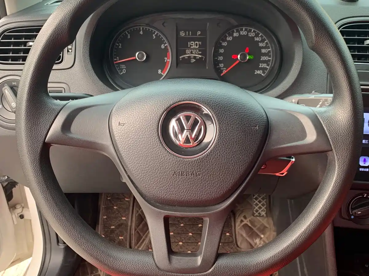 Volkswagen Polo 2016 1.4L Automatic Trend фото 9