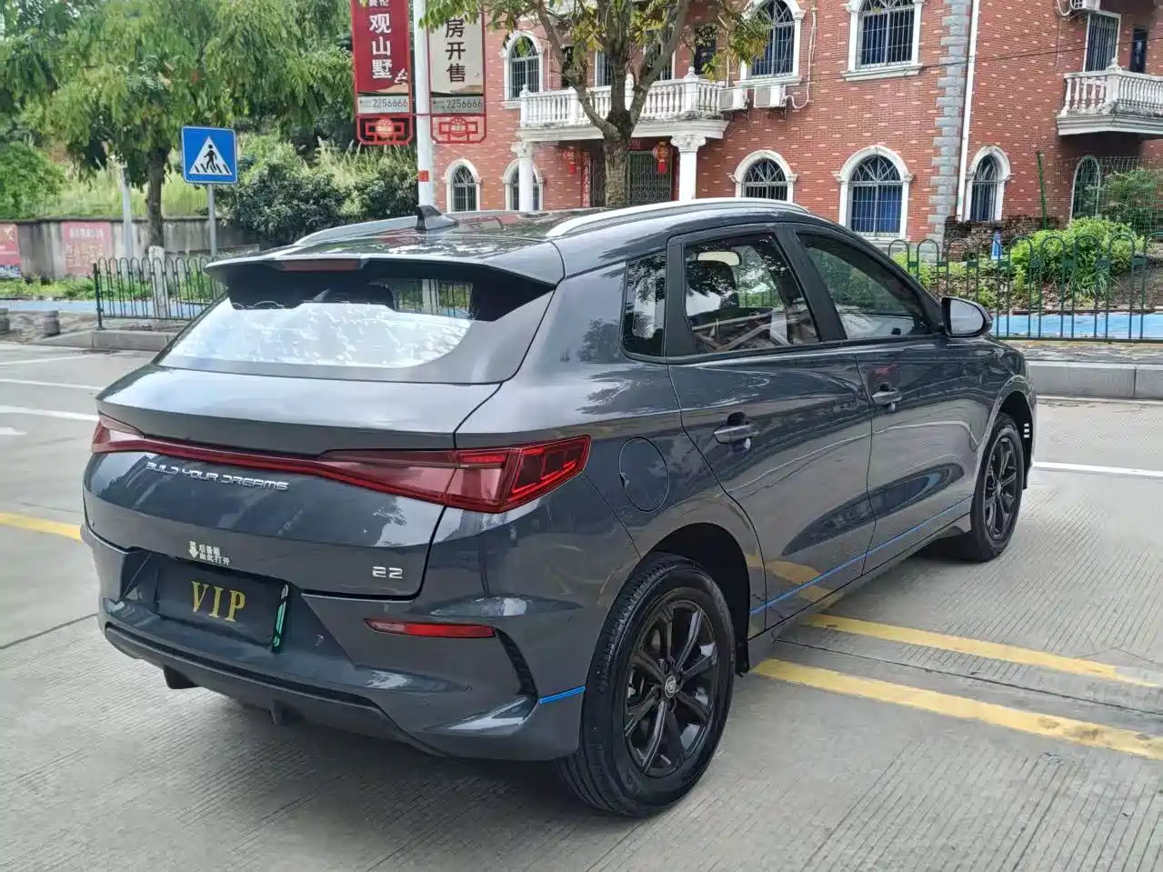 BYD E2