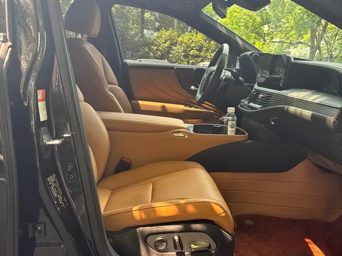 Lexus LS 2024 Model 500h Excellence Edition фото 16