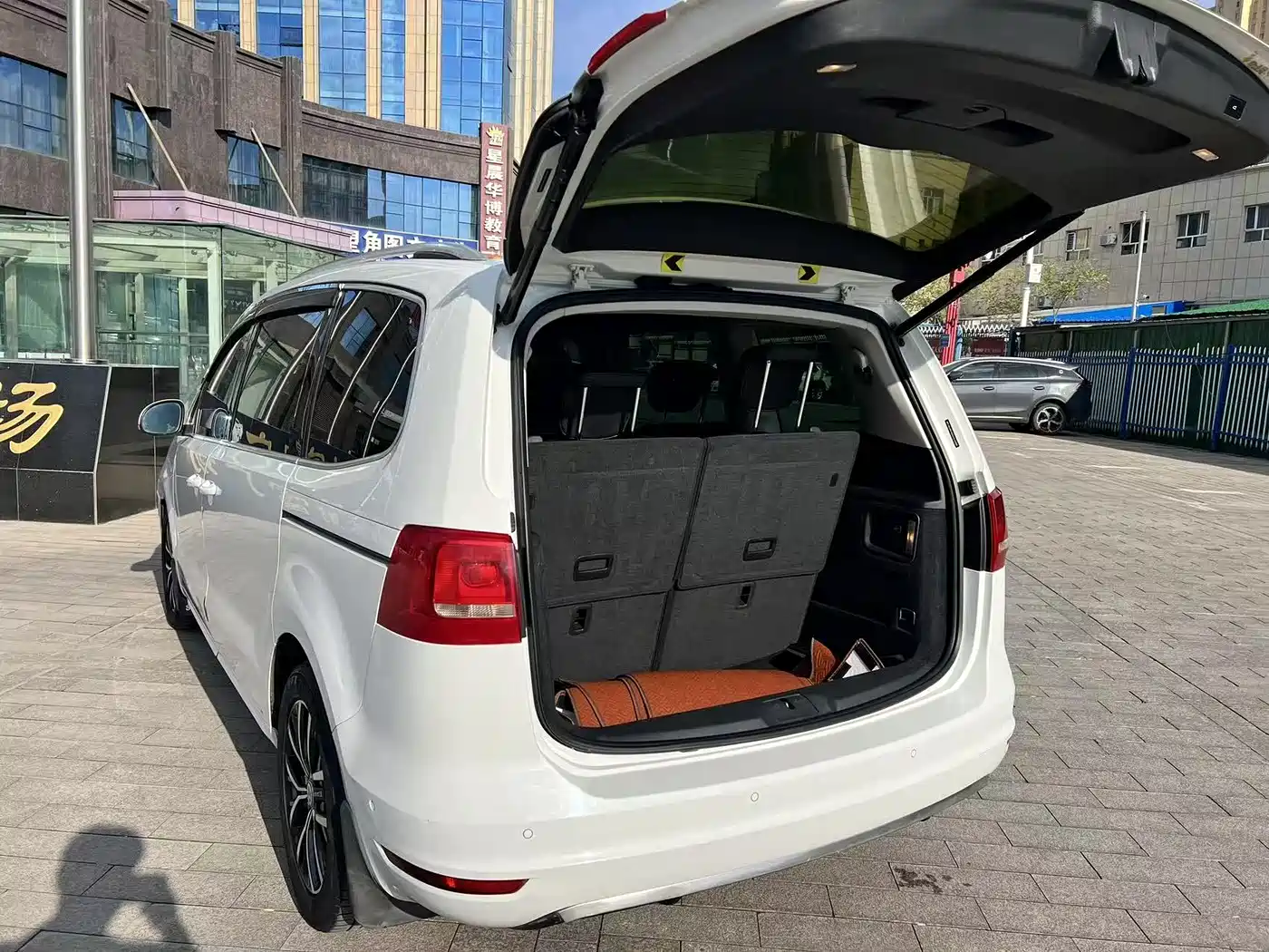 Volkswagen Sharan 2014 2.0TSI Luxury фото 13