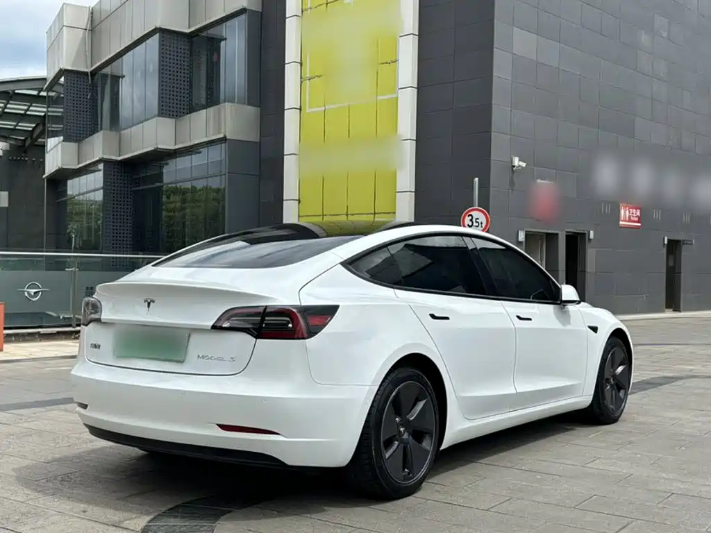 Фото 14 - Tesla Model 3