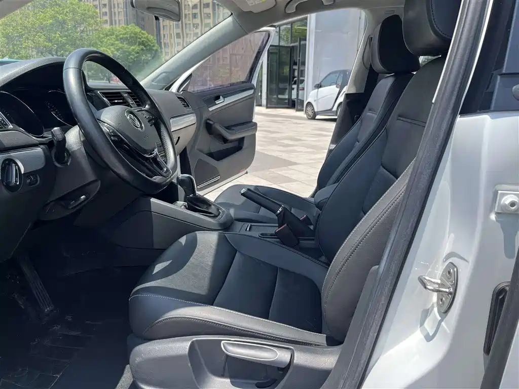 Volkswagen Sagitar 2018 280TSI DSG Spark Edition фото 11