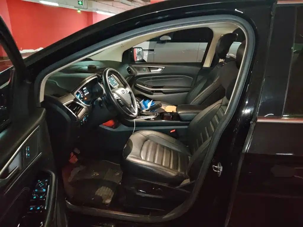 Photo 11 - Ford Edge