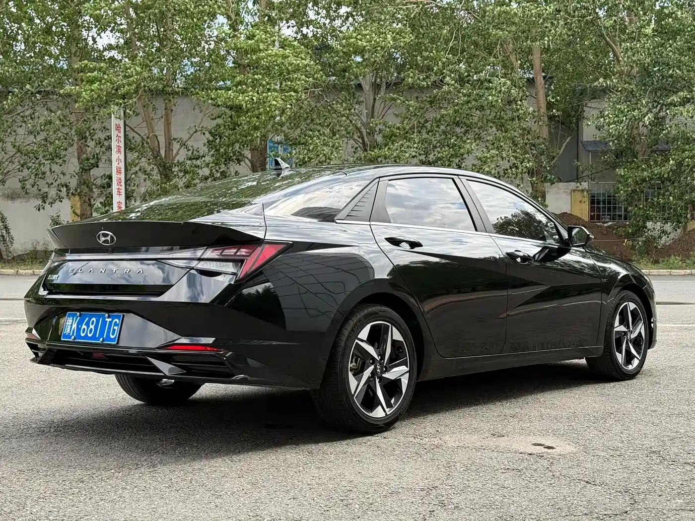 Hyundai Elantra 2022 1.5L CVT LUX Premium Edition фото 17
