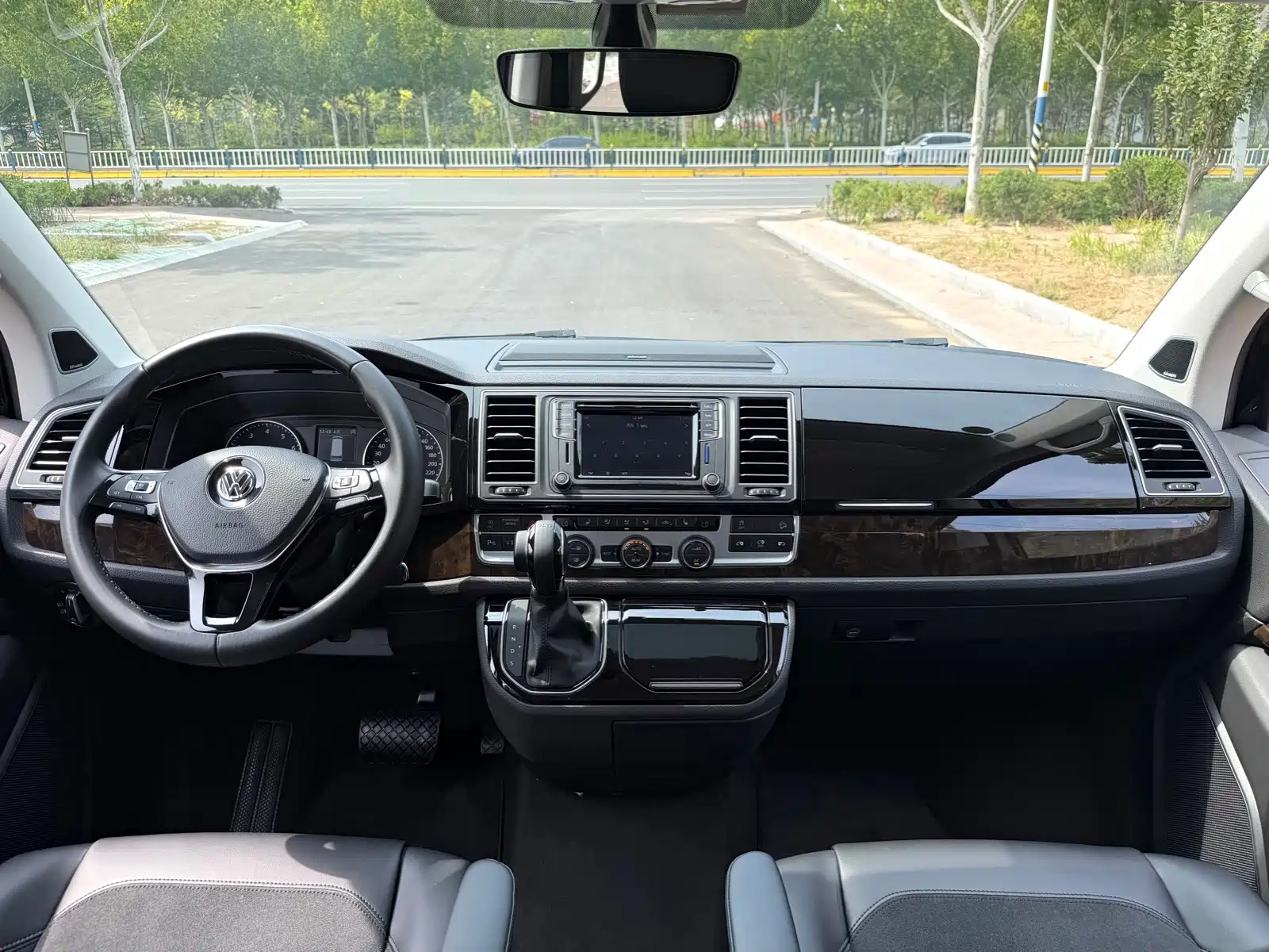 Фото 7 - Volkswagen Multivan
