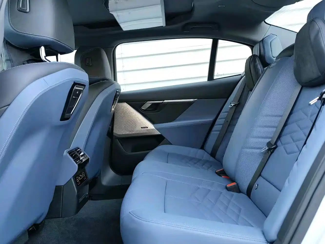 BMW 5 Series 2024 530Li Premium M Sport Package фото 8