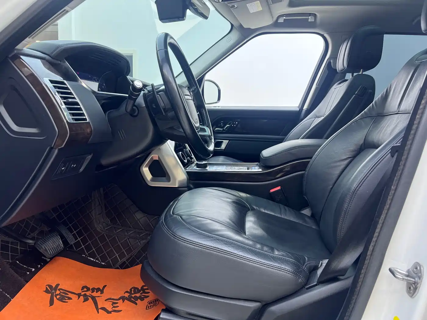 Land Rover Range Rover 2021 3.0 L6 Golden Age Edition фото 15