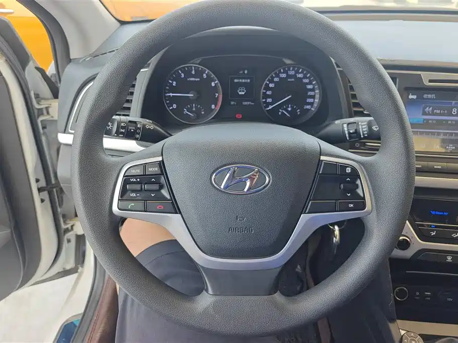 Hyundai Elantra 2016 1.6L Manual Smart·Youth Edition фото 15