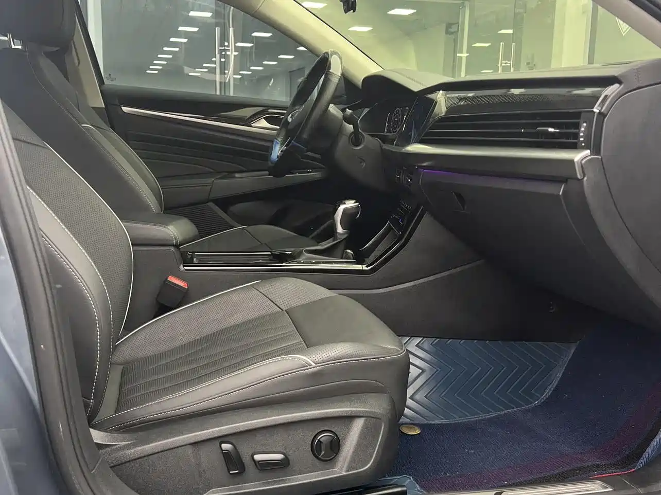 Volkswagen Passat 2022 330TSI Luxury Edition фото 39