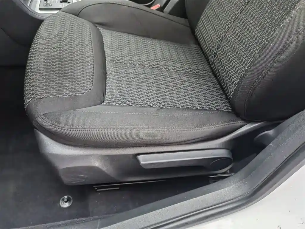 Peugeot 308 2014 Model Joy Edition Classic 1.6L Automatic Superior Style фото 20