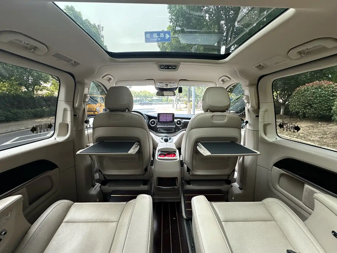 Mercedes-Benz V-Class 2018 V 260 L Premium Long Wheelbase Edition China VI фото 21